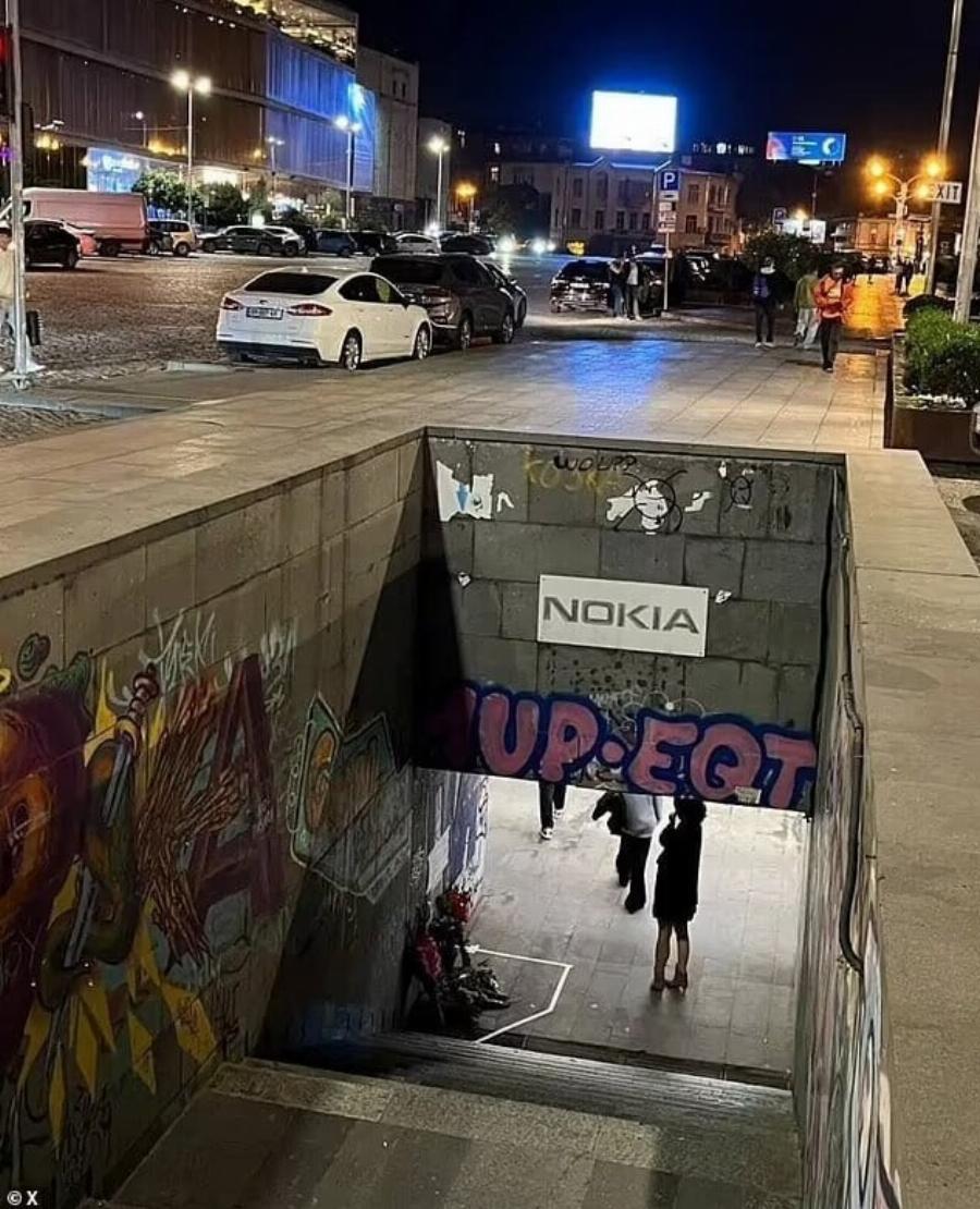 Περπατούσε στον δρόμο, σκόνταψε και πέθανε: Θρήνος για 24χρονη – Το σοκαpιστικό βίντεο με τη στιγμή που πέφτει νεκpή