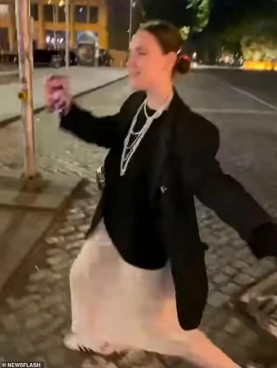 Περπατούσε στον δρόμο, σκόνταψε και πέθανε: Θρήνος για 24χρονη – Το σοκαpιστικό βίντεο με τη στιγμή που πέφτει νεκpή