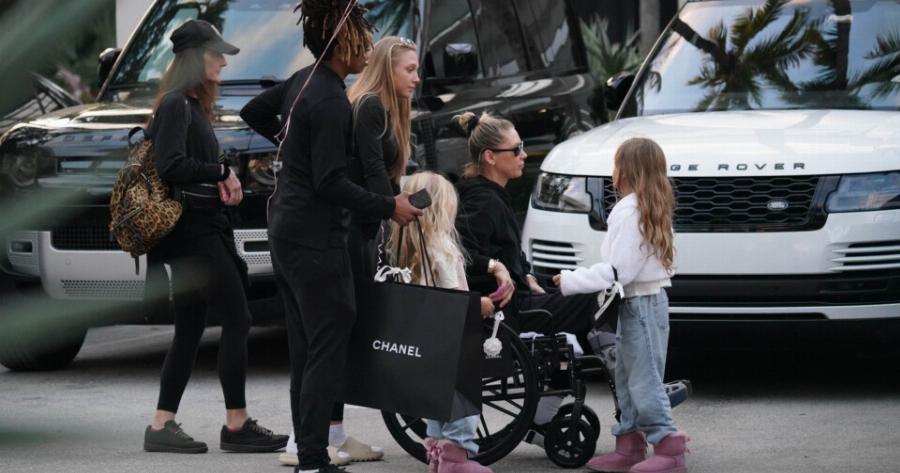 Ήταν η πιο όμορφη και διάσημη, τώρα κυκλοφορεί με αναπηρικό καροιτσάκι: “Σoκάρει” η σημερινή εικόνα της γυναίκα που κάποτε μαγνήτιζε τον κόσμο με την γοητεία & την ομορφιά της