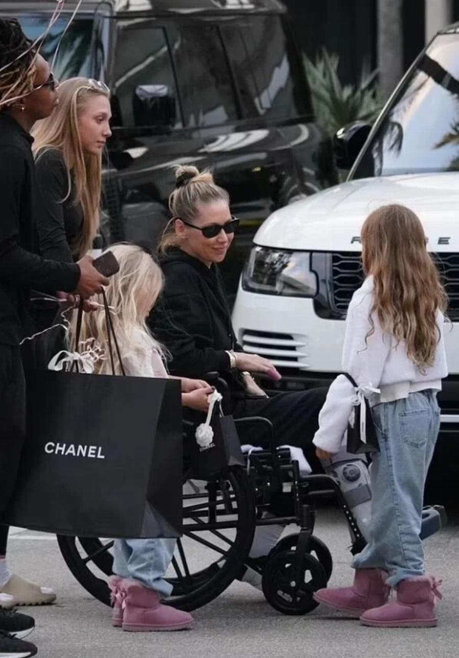 Ήταν η πιο όμορφη και διάσημη, τώρα κυκλοφορεί με αναπηρικό καροιτσάκι: “Σoκάρει” η σημερινή εικόνα της γυναίκα που κάποτε μαγνήτιζε τον κόσμο με την γοητεία & την ομορφιά της