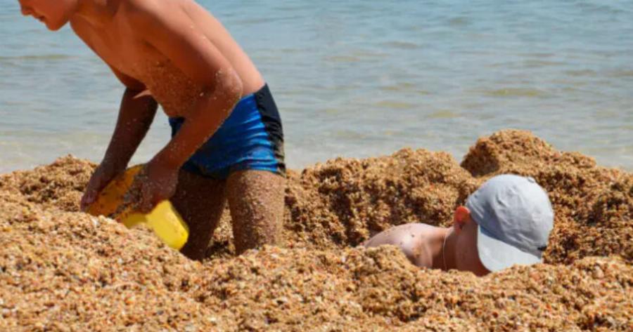 Έκλαιγαν όλοι στην παραλία: Νεκρά δύο παιδιά 9 και 12 ετών, θάφτηκαν στην άμμο ενώ έπαιζαν με τα κουβαδάκια τους