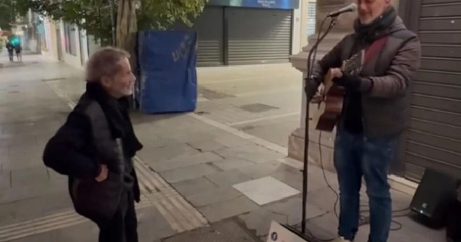 Σταύρος Ξαρχάκος: Η συγκινητική συνάντηση με πλανόδιο μουσικό που έπαιζε τραγούδι του – Δείτε το βίντεο