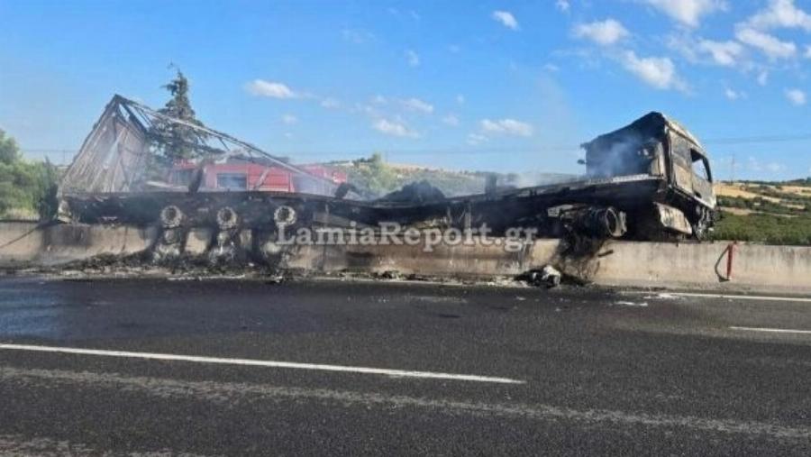 Σύγκρουση δύο φορτηγών στην Αθηνών-Λαμίας – Ένας νεκρός, κλειστή η εθνική και στα δύο ρεύματα