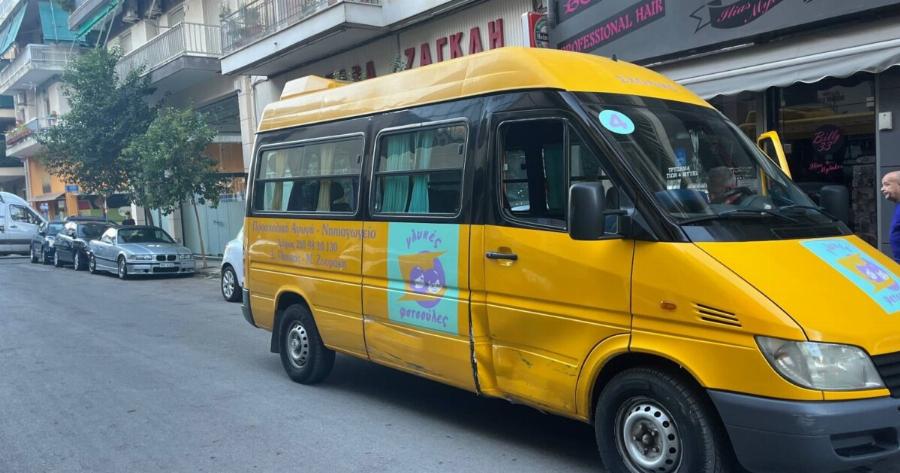 Σχολικό Λεωφορείο γεμάτο παιδιά συγκρούστηκε με αυτοκίνητο στο κέντρο της Αθήνας