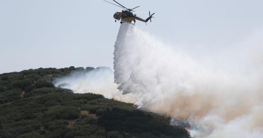 Θρίλερ φωτιάς: Ενισχύονται συνεχώς οι δυνάμεις της Πυροσβεστικής – Εκτός ελέγχου οι καπνοί, εστάλη 112