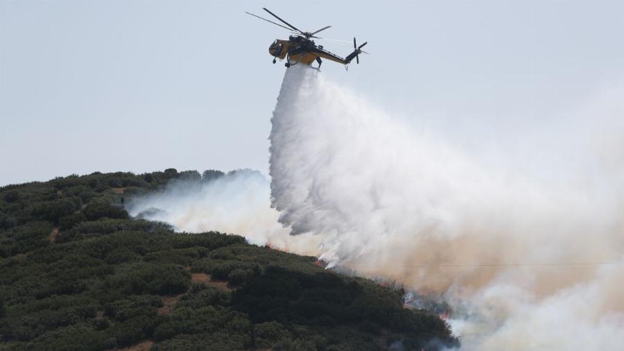 Θρίλερ φωτιάς: Ενισχύονται συνεχώς οι δυνάμεις της Πυροσβεστικής – Εκτός ελέγχου οι καπνοί, εστάλη 112