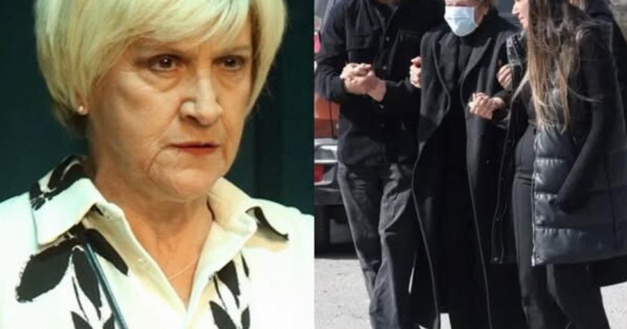 Θρήνος στην κηδεία της Καίτης Κωνσταντίνου – Την θάβουν δίπλα στον πατέρα της: Υποβασταζόμενη η μητέρα της