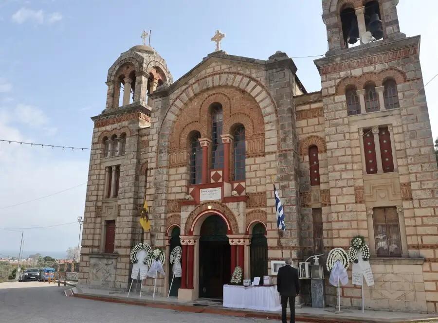 Θρήνος στην κηδεία της Καίτης Κωνσταντίνου – Την θάβουν δίπλα στον πατέρα της: Υποβασταζόμενη η μητέρα της