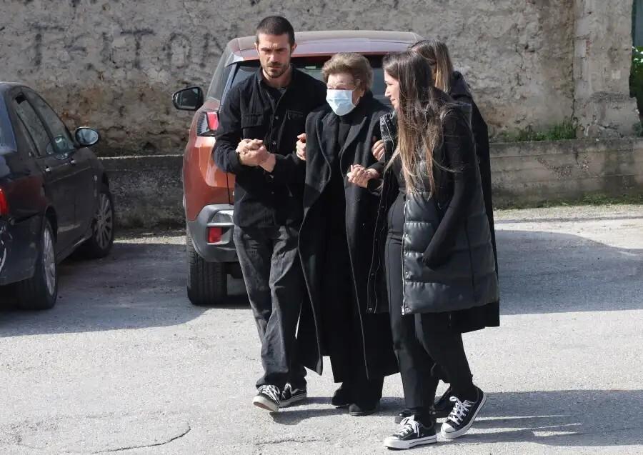 Θρήνος στην κηδεία της Καίτης Κωνσταντίνου – Την θάβουν δίπλα στον πατέρα της: Υποβασταζόμενη η μητέρα της