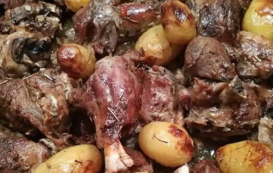 Αρνάκι με πατάτες στη λαδόκολλα: Ζουμερό και γεμάτο άρωμα
