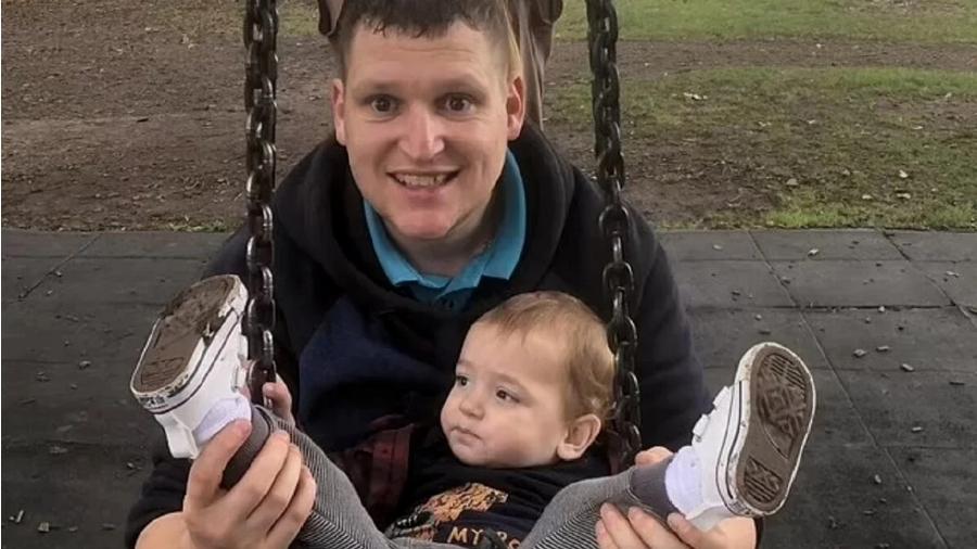 NEO ΣOK : Eδειρε μέχρι θαvάτoυ 2 ετών αγγελούδι – Τον ενοχλούσε το κλάμα του