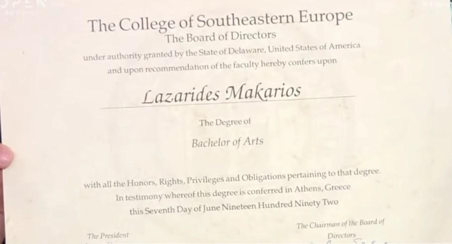 Αυτό είναι το πτυχίο του Μακάριου Λαζαρίδη! Το έδειξε ζωντανά στον «αέρα»