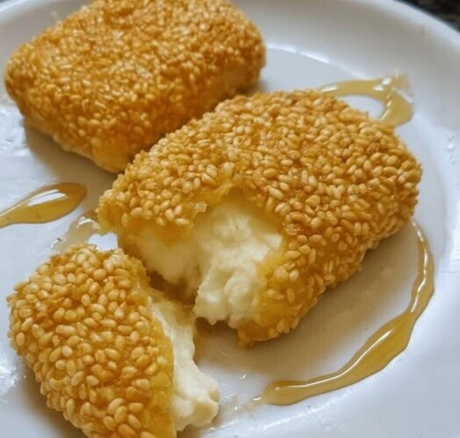 Τηγανητή φέτα με σουσάμι και μέλι: εύκολο ορεκτικό σε 10 λεπτά