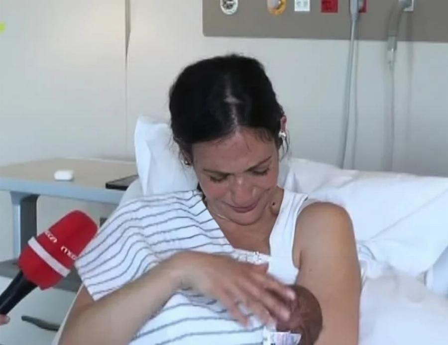 Ανθή Βούλγαρη: Συγκινημένη στον «αέρα» της εκπομπής της αγκαλιά με το μωρό της – «Ευχαριστώ τον Θεό που με αξίωσε να γίνω μαμά»