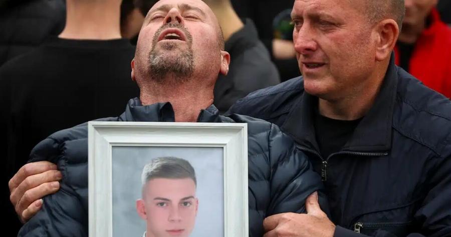 «Έναν τον είχα, γιατί…» Σπαραγμός από τους γονείς των θυμάτων της φωτιάς σε κλαμπ στα Σκόπια