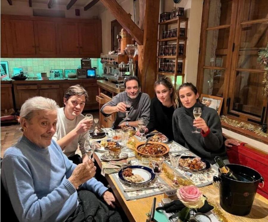 Ο 88χρονος Αλέν Ντελόν με τους γιους και τις εγγονές του – Φωτογραφίες από το εορταστικό τραπέζι