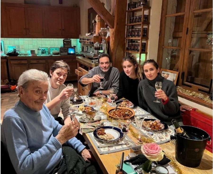 Ο 88χρονος Αλέν Ντελόν με τους γιους και τις εγγονές του – Φωτογραφίες από το εορταστικό τραπέζι