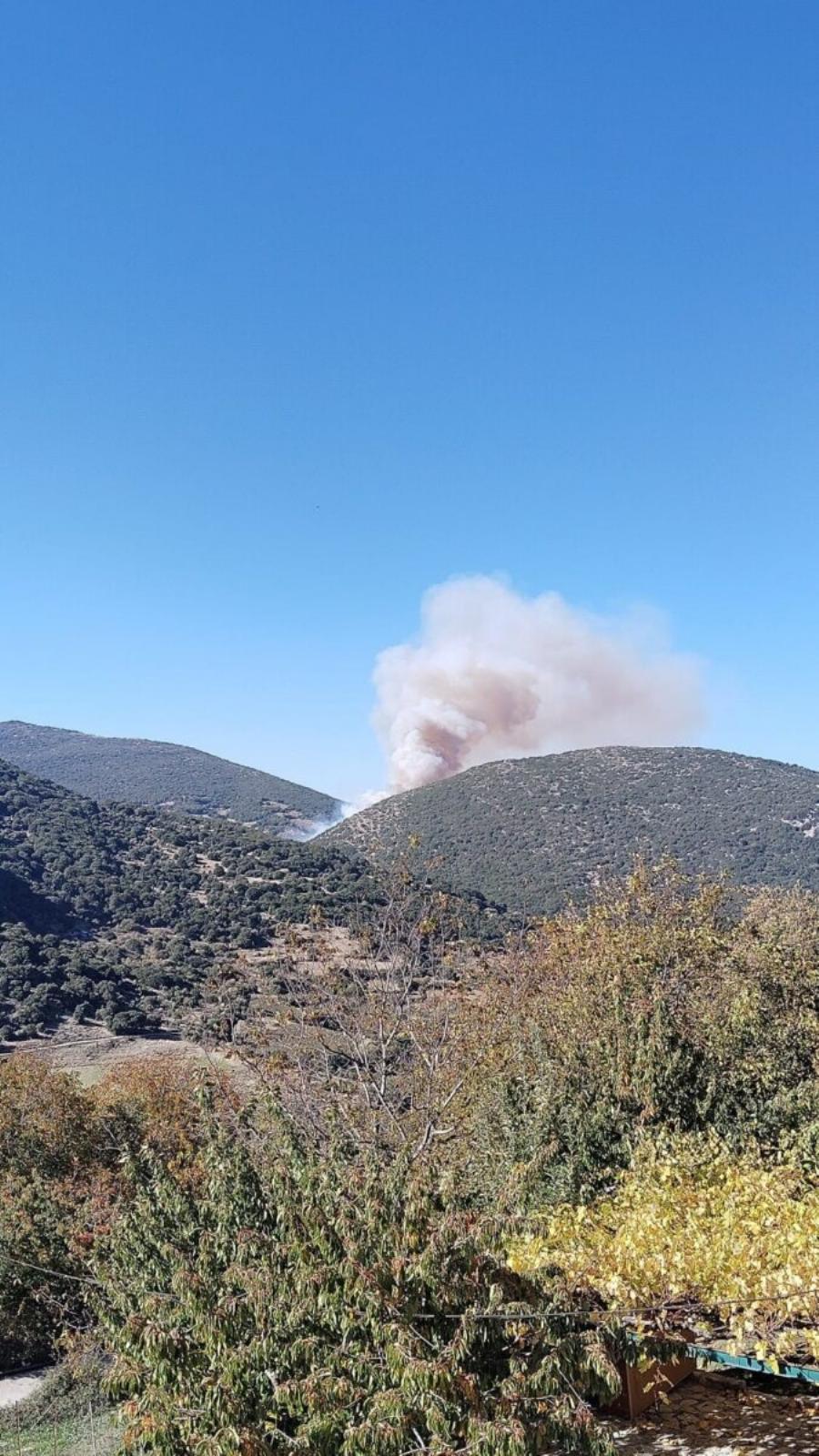 EKTAKTO – Mεγάλη φωτιά εκτός ελέγχου ΤΩΡΑ δίπλα σε σπίτια – Σuναγερμός στην Πυροσβεστική