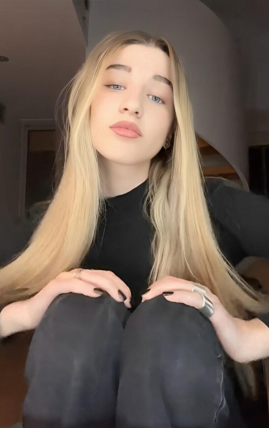 Η Αναστασία Ρουβά τραγουδάει στο TikTok και την παρομοιάζουν με διάσημο top model Βίντεο