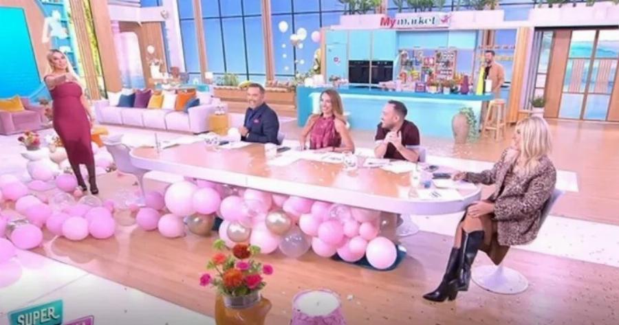 Καινούργιου: Η 1η εμφάνιση στην εκπομπή μετά την ανακοίνωση εγκυμοσύνης, το κολλητό ροζ φόρεμα, η κοιλίτσα και τα μπαλόνια – Περιμένει κορίτσι