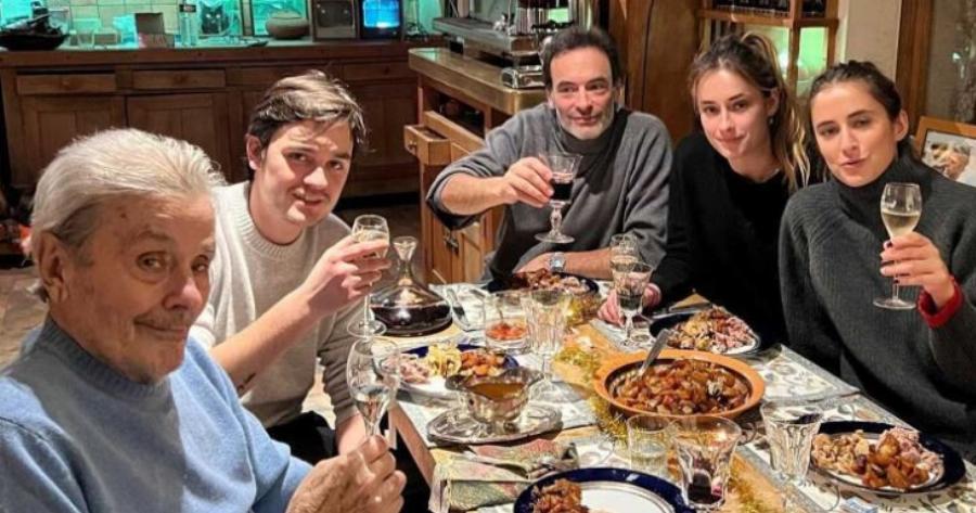 Ο 88χρονος Αλέν Ντελόν με τους γιους και τις εγγονές του – Φωτογραφίες από το εορταστικό τραπέζι