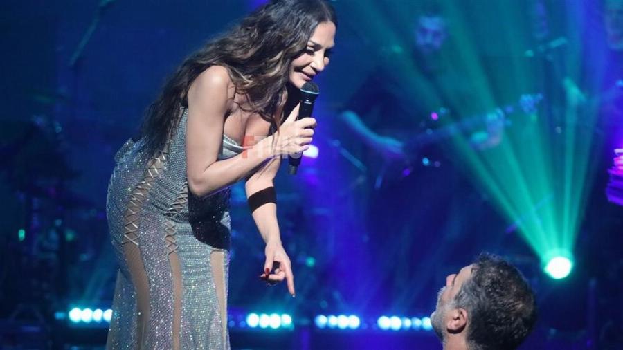 Την κοιτά και λιώνει: Δέσποινα Βανδή και Βασίλης Μπισμπίκης σε τρυφερά ενσταντανέ στην πρεμιέρα της