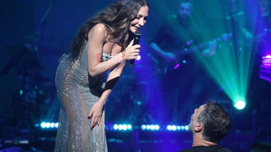 Την κοιτά και λιώνει: Δέσποινα Βανδή και Βασίλης Μπισμπίκης σε τρυφερά ενσταντανέ στην πρεμιέρα της