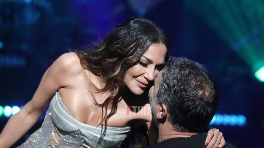 Την κοιτά και λιώνει: Δέσποινα Βανδή και Βασίλης Μπισμπίκης σε τρυφερά ενσταντανέ στην πρεμιέρα της