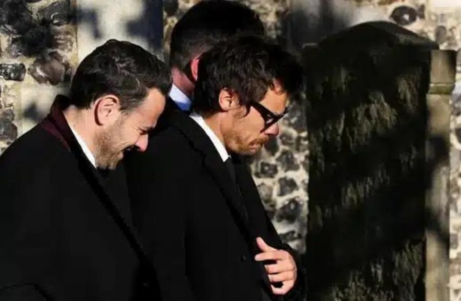 Με δάκρυα στα μάτια η σύντροφος του γνωστού τραγουδιστή στην πρώτη της δημόσια εμφάνιση μετά την κηδεία του