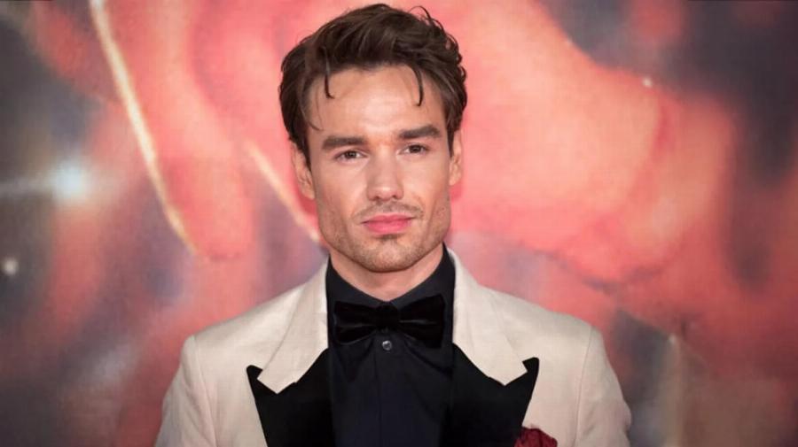 Με δάκρυα στα μάτια η σύντροφος του γνωστού τραγουδιστή στην πρώτη της δημόσια εμφάνιση μετά την κηδεία του