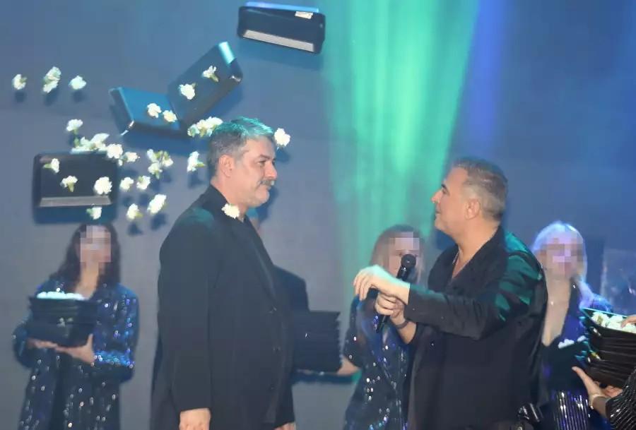 Την κοιτά και λιώνει: Δέσποινα Βανδή και Βασίλης Μπισμπίκης σε τρυφερά ενσταντανέ στην πρεμιέρα της