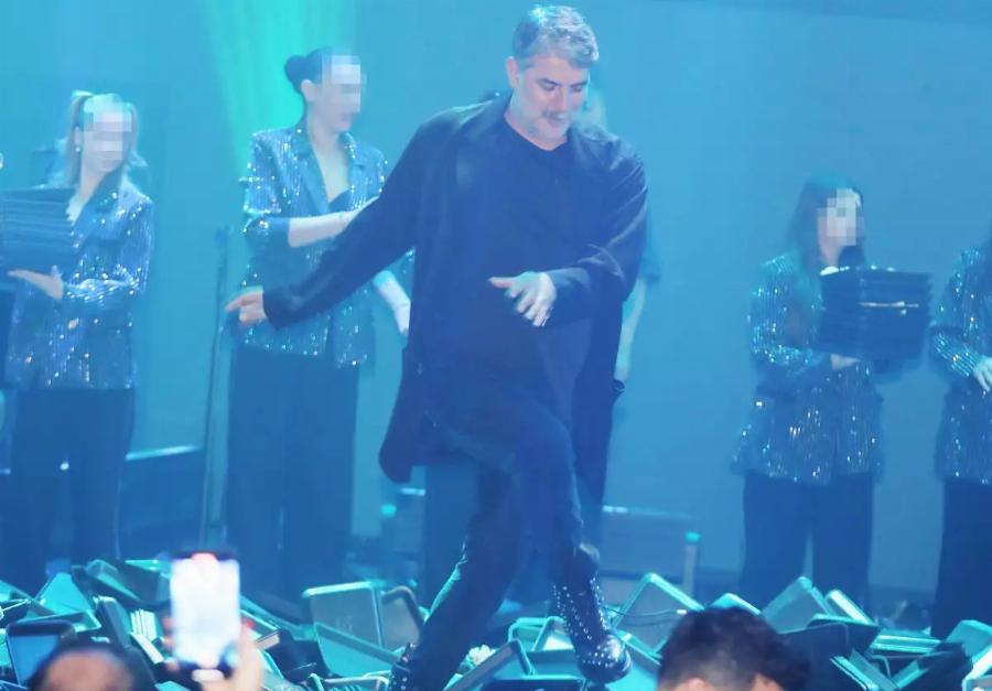 Την κοιτά και λιώνει: Δέσποινα Βανδή και Βασίλης Μπισμπίκης σε τρυφερά ενσταντανέ στην πρεμιέρα της