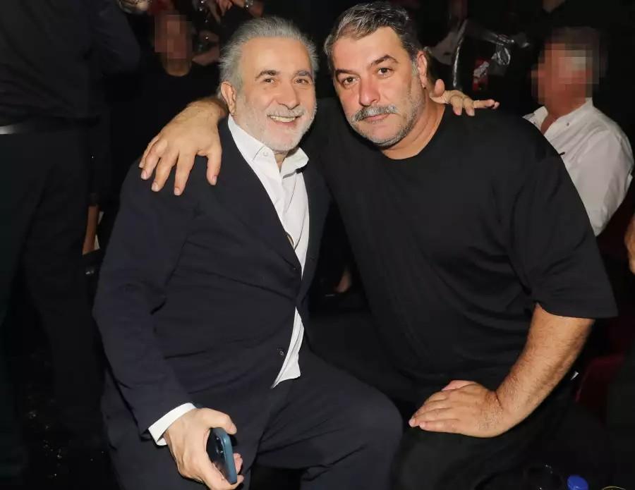 Την κοιτά και λιώνει: Δέσποινα Βανδή και Βασίλης Μπισμπίκης σε τρυφερά ενσταντανέ στην πρεμιέρα της