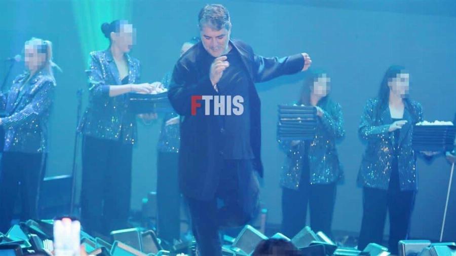 Την κοιτά και λιώνει: Δέσποινα Βανδή και Βασίλης Μπισμπίκης σε τρυφερά ενσταντανέ στην πρεμιέρα της