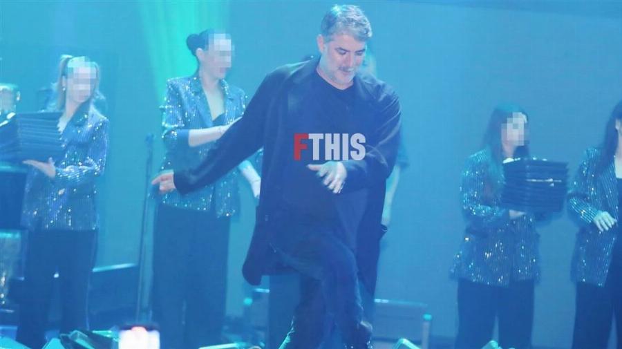 Την κοιτά και λιώνει: Δέσποινα Βανδή και Βασίλης Μπισμπίκης σε τρυφερά ενσταντανέ στην πρεμιέρα της