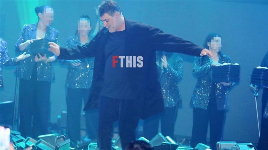 Την κοιτά και λιώνει: Δέσποινα Βανδή και Βασίλης Μπισμπίκης σε τρυφερά ενσταντανέ στην πρεμιέρα της