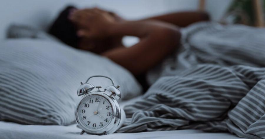 Ξυπνάτε στον ύπνο σας για τουαλέτα; Τι σημαίνει για την υγεία σας και τι πρέπει να κάνετε