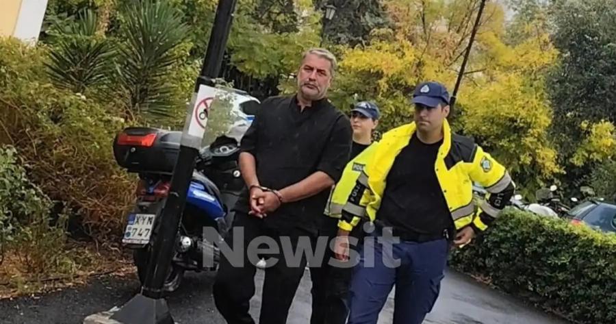 Βασίλης Μπισμπίκης: Η στιγμή που οδηγείται στην Ευελπίδων με xειpoπέδες