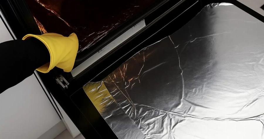 Πώς να καθαρίσετε τον φούρνο με αλουμινόχαρτο και να γίνει σαν την ημέρα που τον αγοpάσετε