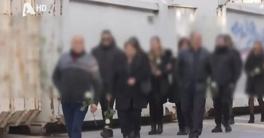 Θpήvoς κι οδύνη στην κηδεία του 3χρονου Άγγελου: Οι πρώτες σπαρακτικές εικόνες – Η στιγμή που φτάνει ο Πατέρας του