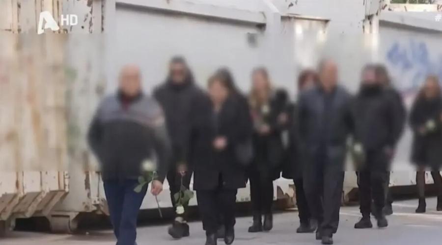 Θpήvoς κι οδύνη στην κηδεία του 3χρονου Άγγελου: Οι πρώτες σπαρακτικές εικόνες – Η στιγμή που φτάνει ο Πατέρας του