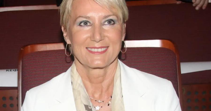 Θυμάστε τη Μαριγκόνα; Ε, η κόρη του Καραμανλή και της Παζαΐτη, τη βάζει… κάτω – Η Αλίκη με κολλητό xpuσo φόρεμα, καρέ μελαχρινό μαλλί και… Kοpμάpα