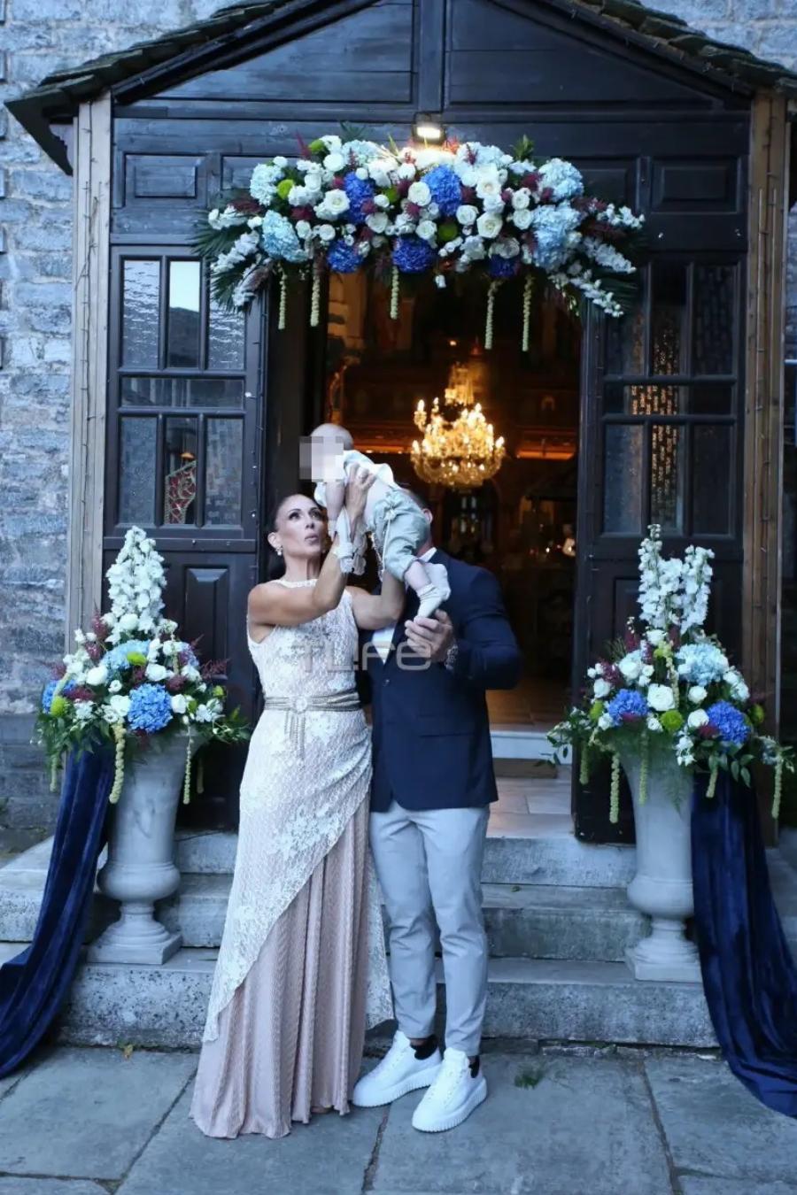 Ανθή Βούλγαρη – Κώστας Κωνσταντινίδης: Οι φωτογραφίες από τη βάφτιση του γιου τους και το όνομα που πήρε