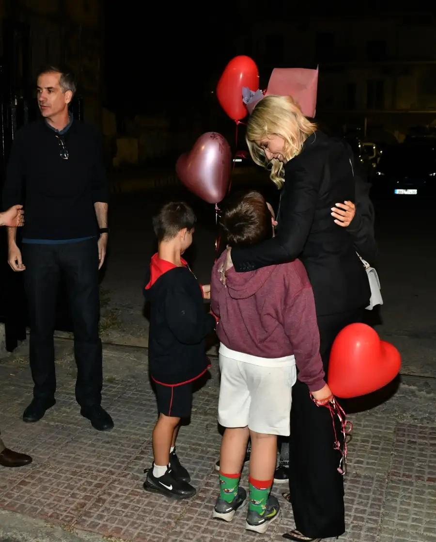 Σία Κοσιώνη: Η έκπληξη από τον Κώστα Μπακογιάννη και τον γιο τους, οι αγκαλιές και η συγγνώμη στους δημοσιογράφους