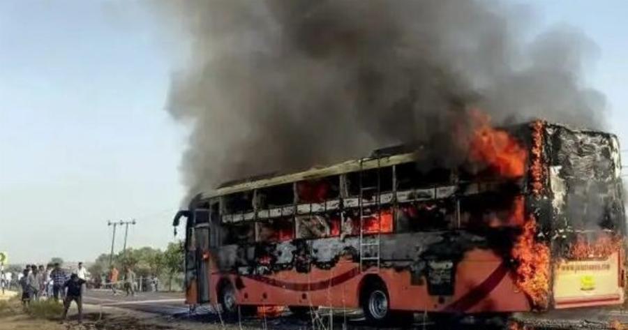 TPAΓΩΔIA ΤΩΡΑ – ΔΕΝ ΤΟ ΧΩΡΑ Ο ΝΟΥΣ: ΛΕΩΦΟΡΕΙΟ ΓΕΜΑΤΟ ΚΟΣΜΟ ΤΥΛΙΧΤΗΚΕ ΣΤΙΣ ΦΛOΓEΣ – ΤΟΥΛΑΧΙΣΤΟΝ 19 NEKPOI