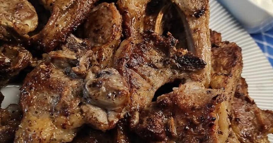 Παϊδάκια στο τηγάνι σαν να είναι στα κάρβουνα – Το απλό κόλπο που κάνει τη διαφορά