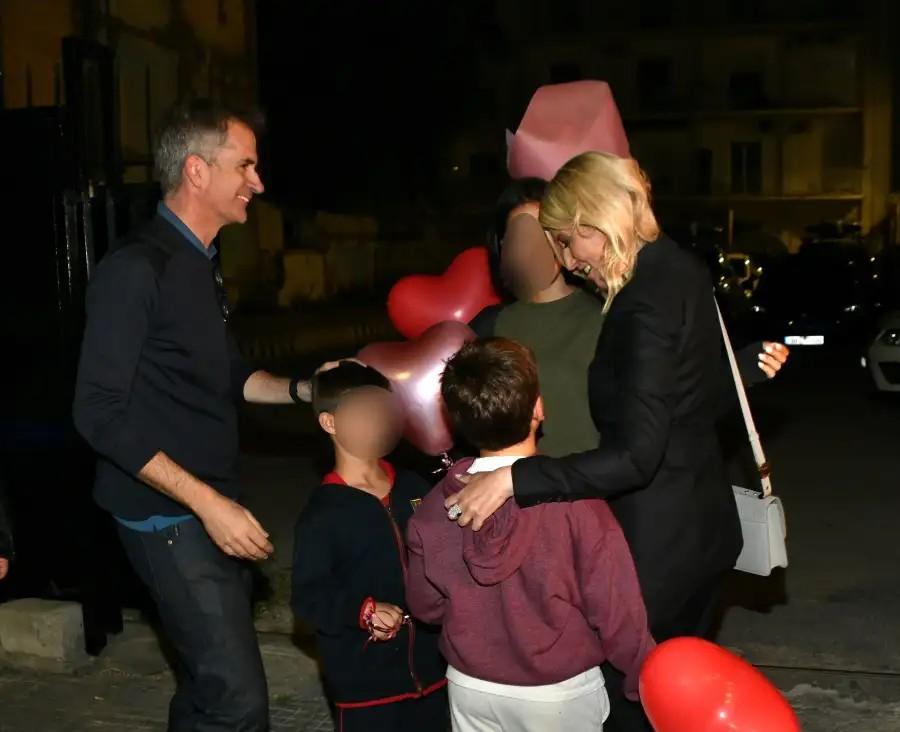 Σία Κοσιώνη: Η έκπληξη από τον Κώστα Μπακογιάννη και τον γιο τους, οι αγκαλιές και η συγγνώμη στους δημοσιογράφους