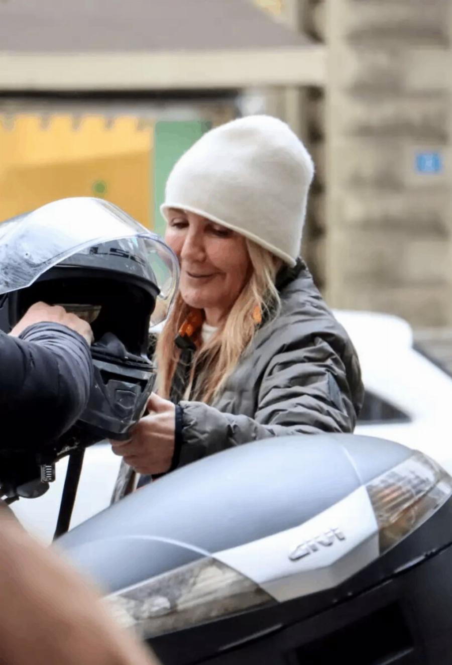 Χωρίς φίλτρα και κόμπλεξ: Η Μαρέβα Γκραμπόφσκι βγήκε στο κέντρο & εντυπωσίασε με την φυσική ομορφιά της