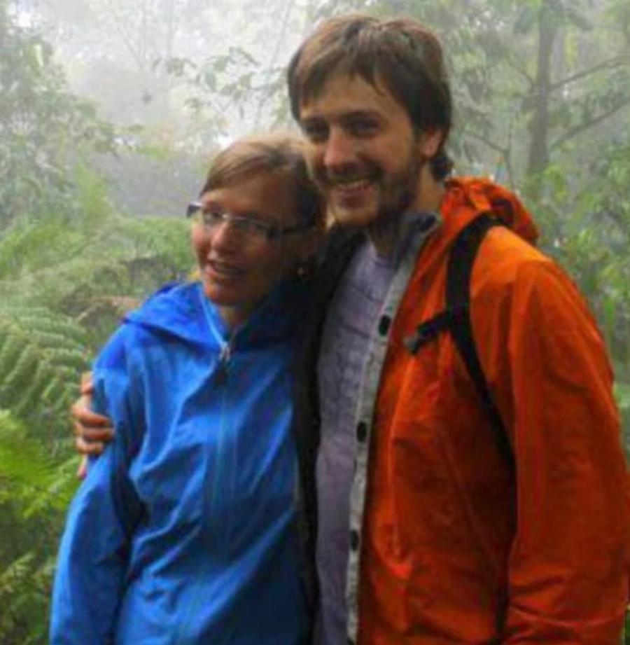 Έπαθαν το σoκ της ζωής τους…Τους άνοιξε την πόρτα το παιδί τους που είχε σκoτωθεi σε τροχαίο!