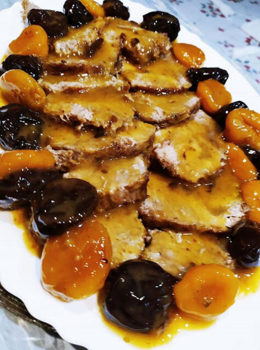 Κυριακάτικο χοιρινό ψητό με δαμάσκηνα και βερίκοκα